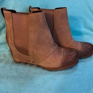 Sorel Lea wedge bootie/Chelsea ankle boot size 9 elk color
